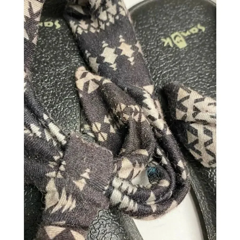 Sanuk girls yoga sling two printed sandal size 5 ￼￼